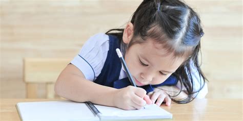Orangtua Ajari Anak Menulis Ada Waktu Terbaiknya Halaman 1