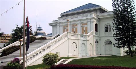 Modern bir mimari yapıya sahip olan bu cami johor bahru'nun i̇çinde aynı anda 3000 kişi ibadet edebilidiği caminin bir de müze binası var. Istana Besar - Wikipedia