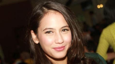 pevita pearce jalani operasi pengangkatan tumor di malaysia