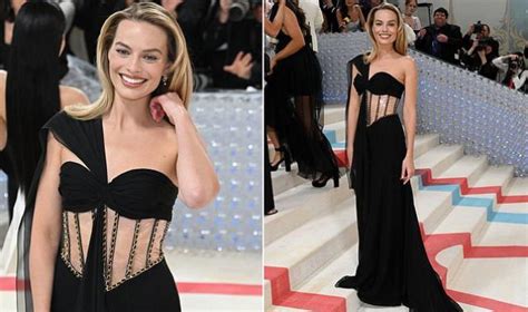 Margot Robbie Shows Off Her Abs In Clear Pvc Corset Gown At Met Gala English