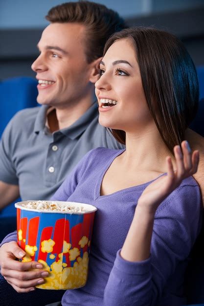 ¡qué Película Tan Emocionante Vista Lateral De La Feliz Pareja Joven Comiendo Palomitas De Maíz