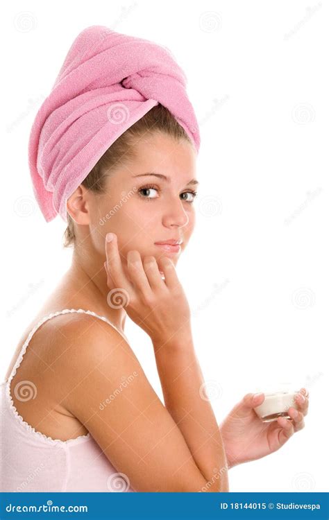 Γυναίκα που εφαρμόζει την κρέμα στο πρόσωπο Στοκ Εικόνα εικόνα από Bodybuilders Bathos 18144015