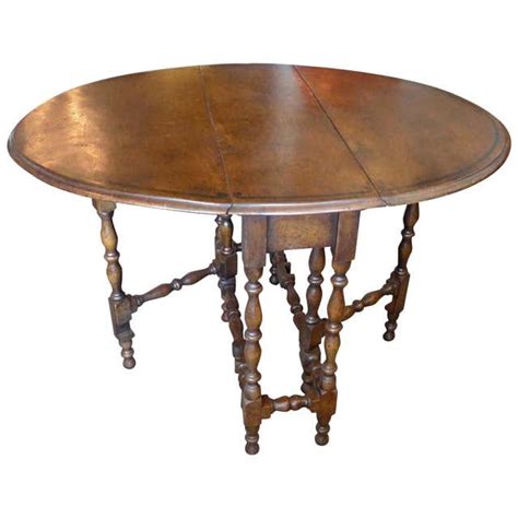 English 19th Century Walnut Gate Leg Drop Leaf Oval Table With Turned