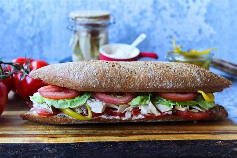 Bocadillo de atún con tomate el popular bocadillo frío