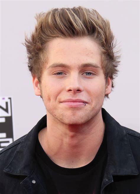 5 seconds of summer star luke hemmings has spoken out to confront trolls who posted cruel messages to his girlfriend sierra deaton about her appearance. Sexy Luke Hemmings Pictures | POPSUGAR Celebrity Australia ...