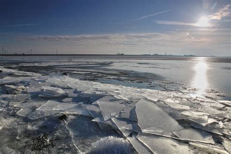De afsluitdijk is een belangrijke waterkering en verkeersweg. Kruiend ijs bij Kornwerderzand | Harlinger Courant