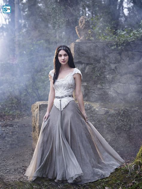 Reign S1 Adelaide Kane As Queen Mary Stuart Reign Fashion Reign