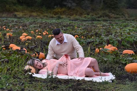 creative couple do a special maternity photoshoot in pumpkin field creepy gallery ebaum s world