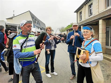 Sur Le Marché De Plancoët Les J3m Célèbrent Le Tour De Bretagne En Musique Plancoët Le