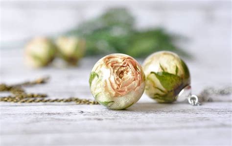 Best way to preserve flowers in resin. Charming Necklace Preserve Flowers in Pendants - iCreatived
