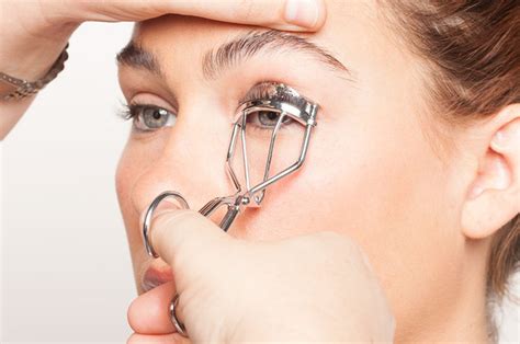 Eyelash curler how to use. 5 Tips to Fake Long, Thick Eyelashes (Without Falsies ...