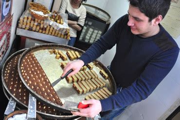 1 su bardağı şeker1, 5 su bardağı yoğurt2 su bardağı irmik1 su bardağı un1 tatlı kaşığı karbonat, 1 su bardağı şeker, 1, 5 su bardağı yoğurt, 2 su bardağı irmik, 1 su bardağı un, 1 tatlı kaşığı karbonat, 4 su bardağı şeker2 su bardağı suyarım limon, 4 su bardağı şeker, 2 su bardağı su, yarım limon. İzmir'in ağız tadı Şambali - İzmir Dergisi - Yaşasın Dergicilik