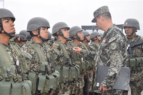 Ejército Peruano Realiza Espectacular Demostración En Paracaídas Video