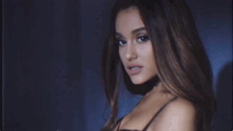Ariana Grande Surge Sexy E De Cabelo Solto No Clipe De ‘dangerous Woman