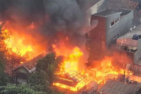 Foto Dua Warga Terluka Imbas Kebakaran Hebat Yang Hanguskan Rumah