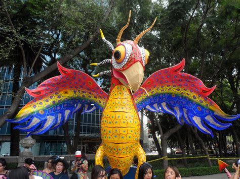 Hay dos tipos de alebrijes, los por otro lado, están los alebrijes tallados en madera de copal, el mismo árbol aromático cuya corteza. Mundojuanxz: Alebrijes monumentales invaden la capital del ...
