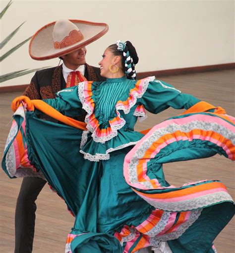 El Jarabe Tapatio Mexican Costume Mexican Outfit Mexican Dresses Folklorico Dresses Ballet