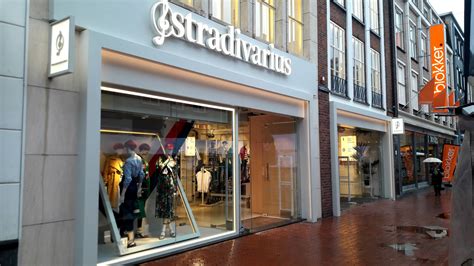 Stradivarius was developed in 1994 as a family owned business with an innovative concept in fashion in barcelona. Stradivarius - indebuurt Eindhoven