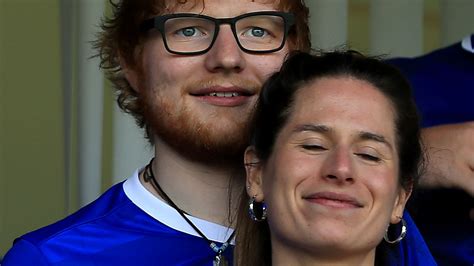 Endlich Ed Sheeran Bestätigt Hochzeit Mit Seiner Cherry Promiflashde