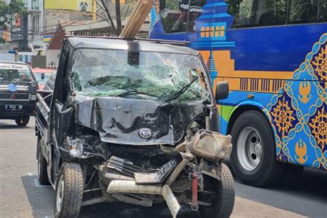 Kecelakaan Beruntun Di Simpang Bubat Bandung 1 Orang Tewas