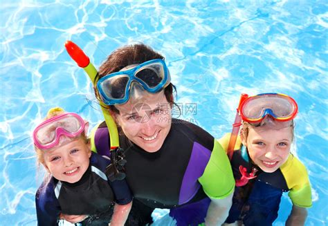有母亲在游泳池学习的小孩高清图片下载 正版图片506994180 摄图网