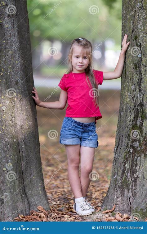 夏日公园树干旁一个漂亮小女孩的画像 库存图片 图片 包括有 查找 乡下 重婚 逗人喜爱 孩子 162573765
