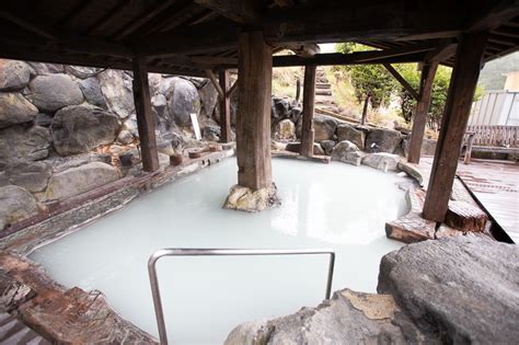 南阿蘇の秘湯・地獄温泉 〈青風荘 〉 が日帰り入浴を再開。大自然の中で交互浴を楽しめる〈すずめの湯〉とは。 Hanako Web