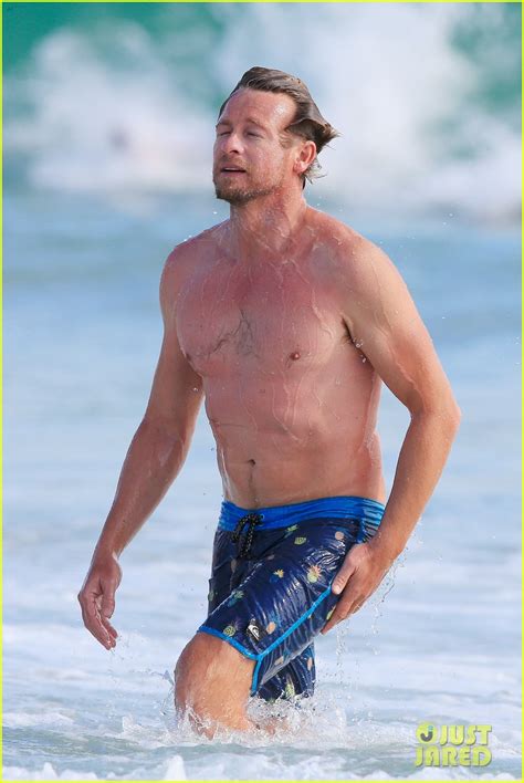 Simon Baker Goes Shirtless In Sydney Ahead Of The Mentalist Series Finale Photo 3308135
