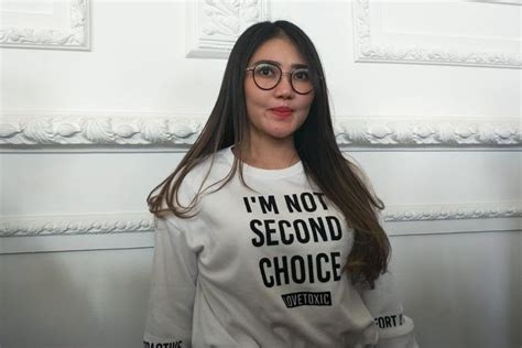 Foto itu diposting via sekitar tiga jam yang lalu. Begini 5 Potret Adem Via Vallen saat Berhijab, Berniat ...