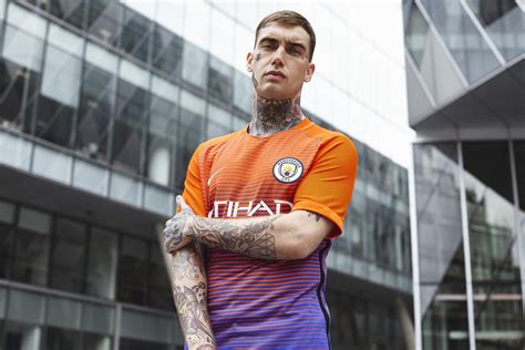 A record breaking 106 goals were scored in the 2017/18 season as man city won the premier league. Terceira camisa do Manchester City 2016-2017 Nike » Mantos ...