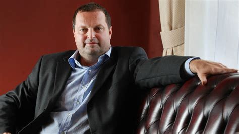 Celý v černém a s rouškou na ústech. Vítkova CPI Property Group přerostla tuzemský trh a jde si pro peníze do Londýna a dalších ...