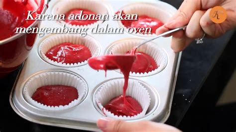 Bright red, perfect, velvety sponge with fluffy cream cheese frosting. Cara Membuat Red Velvet Cupcake - YouTube