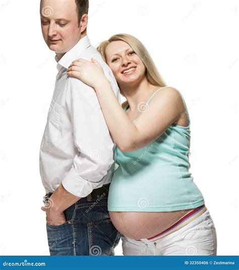Счастливая беременная женщина с супругом Стоковое Фото изображение насчитывающей женственность