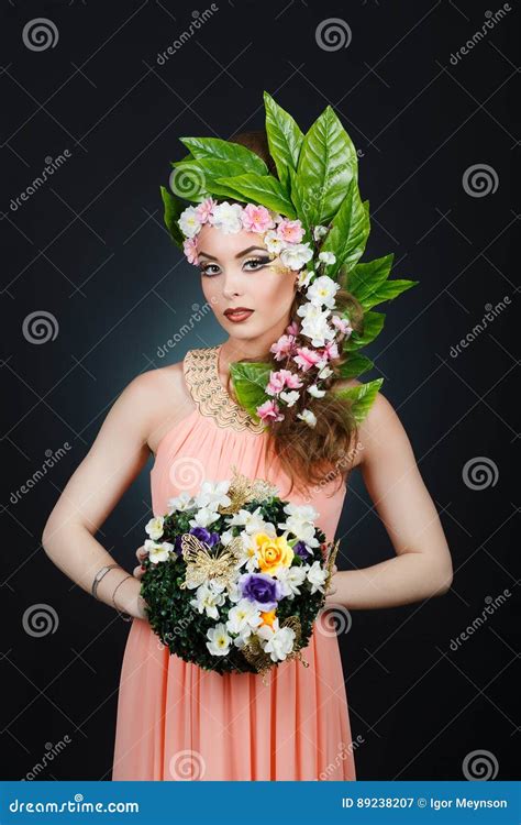 Het Meisje Van De Schoonheidslente Met Bloemenhaar Mooie Modelvrouw Met