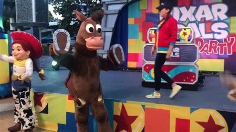 pixar pals dance party dance lesson with jessie woody and bullseye youtube