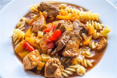 ᐅ Schnellkochtopf Gulasch Kochrezept ᐅ Leckere Mahlzeit