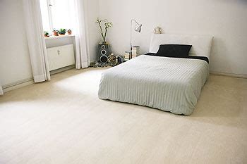 Aus garn gewebt, das aus recycelten meeresabfällen gewonnen wird. Teppichboden Schlafzimmer Blau | Haus Deko Ideen