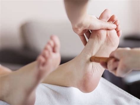 10 Fabulous Benefits Of Reflexology Massage Organic Facts