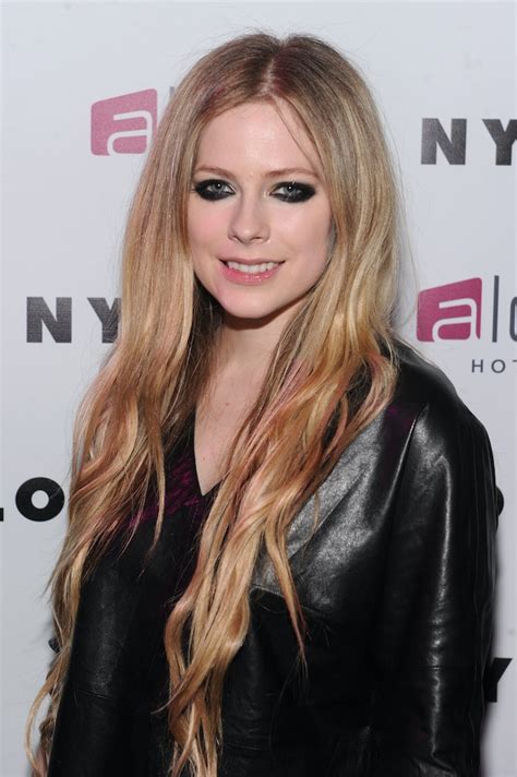 13 times avril lavigne s hair was the ultimate in pop punk spiration — photos bustle