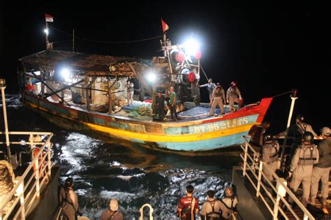 Bakamla Menangkap Kapal Asing Berbendera Indonesia Dan Menangkap Ikan
