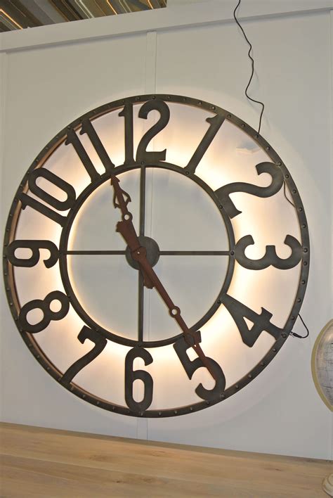 Tias/tilburg university tilburg, the netherlands. Metalen vintage klok met led verlichting roest uitzicht ...