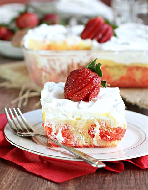 Una base al cioccolato umida dove si formano tanti buchi che racchiudono tanto. Gluten-Free Strawberry Poke Cake | Recipe | Poke cake ...