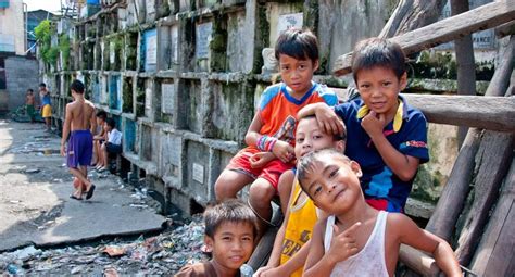 Camboya Decenas De Familias Habitan Un Cementerio Empujados Por La