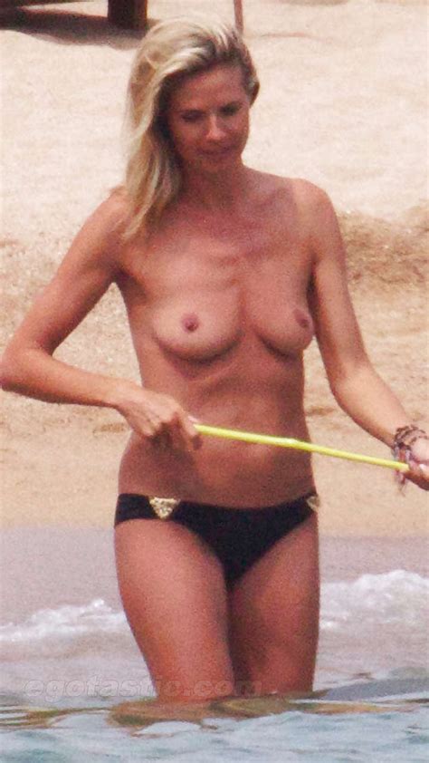 Heidi Klum Showing Her Tiny Tits On Beach While Sunbathing Topless