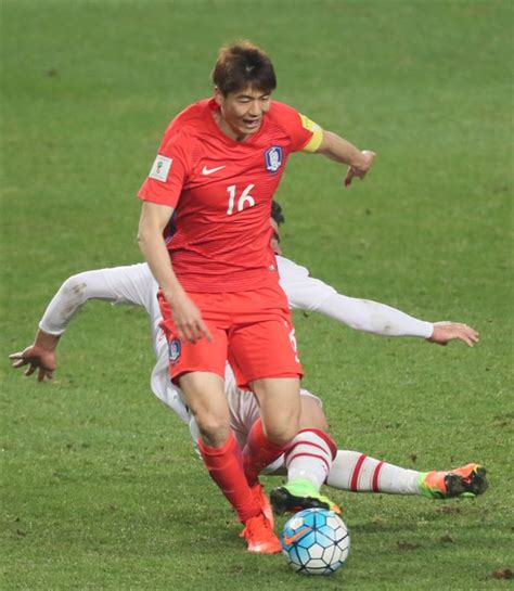 축구선수 기성용 (32·fc 서울)에게 초등학교 시절 성폭행을 당했다고 주장하는 피해자들이 입을 열었다. 기성용 "공 다 뺏겨, 선수들 대표팀 수준 아냐"일갈