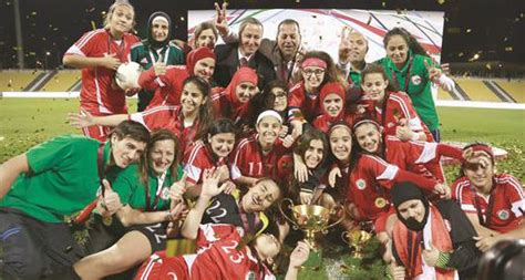 وضعت قرعة مُنافسة كأس العرب فيفا 2021 المنتخب الوطني الجزائري في مجموعة واحدة مع المنتخب المصري. فتيات لبنان يحرزن كأس العرب في قطر بكرة القدم | جنوبية