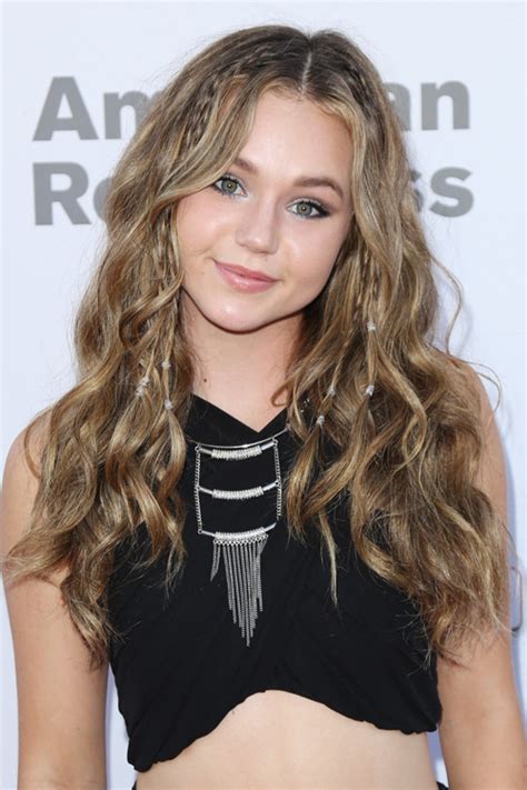 Brec Bassinger Wavy Medium Brown All Over Highlights Loose Waves Mini Braids Hairstyle Steal