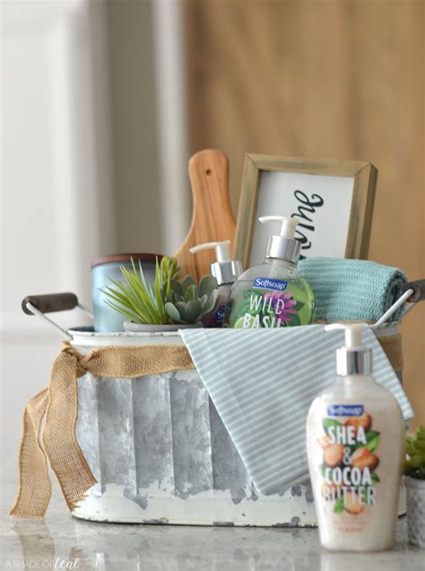 The new kitchen involves culinary inspiration and the question of what to give a couple for housewarming can be solved simply. Easy Housewarming Gift Basket! (With images ...