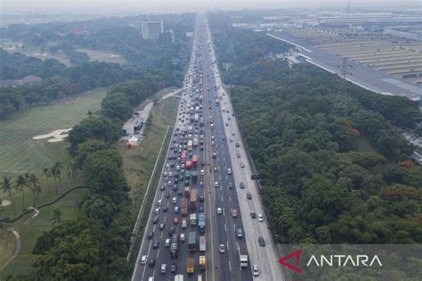 Kepadatan Tol Jakarta Cikampek Pada Libur Natal ANTARA News