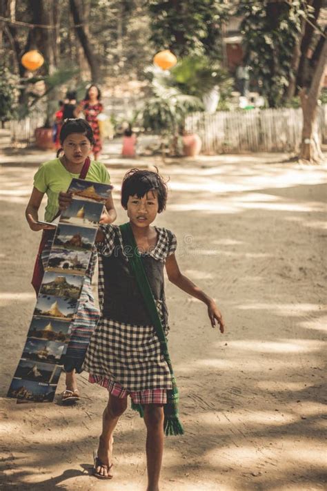 Burmese Girls Sell Photos With Foreign Tourists Visiting In Old Bagan